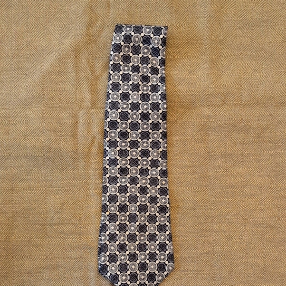 Stylish Black and White Silk Oscar de la Renta Geometric Tie